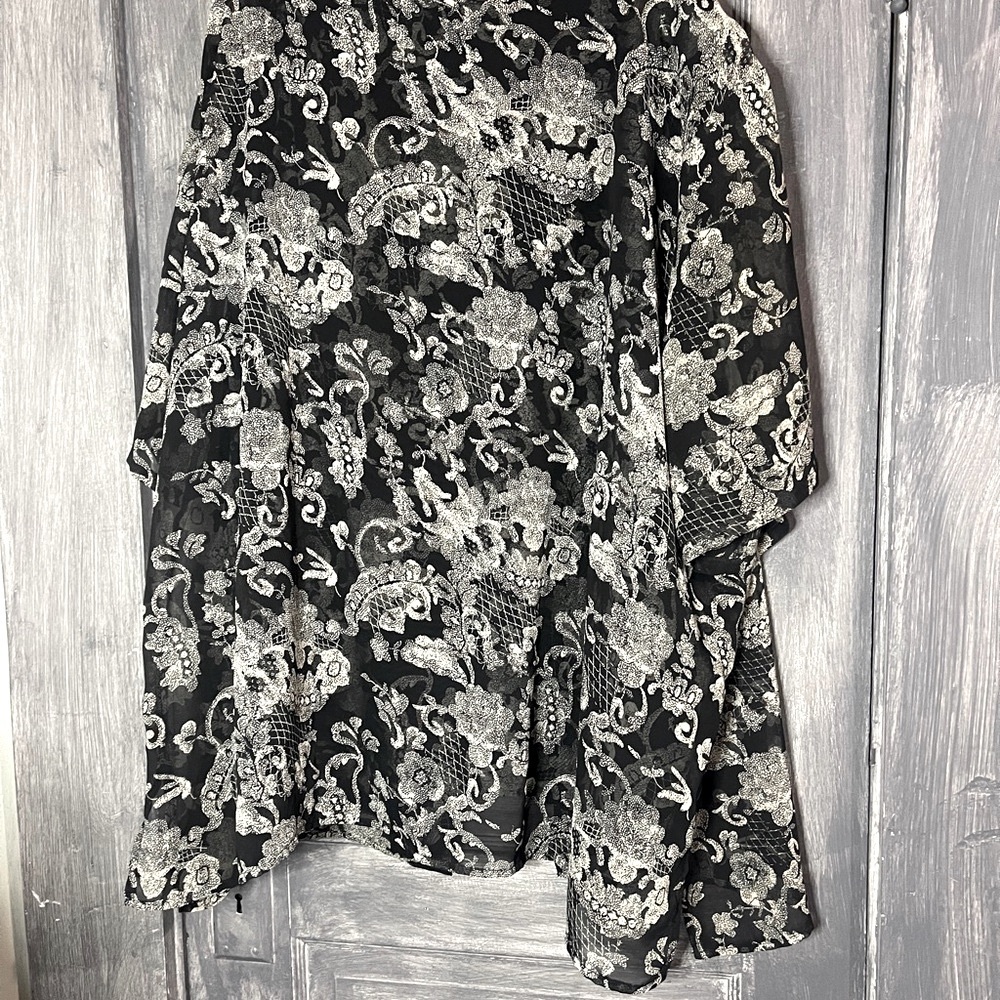 Kathie Lee Collection Black and White Artistic Blouse - Picture 5 of 5